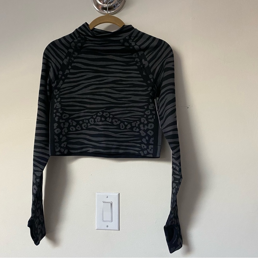 Sofia active crop long sleeve top